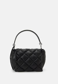 Svart vadderad läderhandväska med ett välvt handtag, med en mjuk textur och mönstrad yta. Inkluderar en avtagbar axelrem.