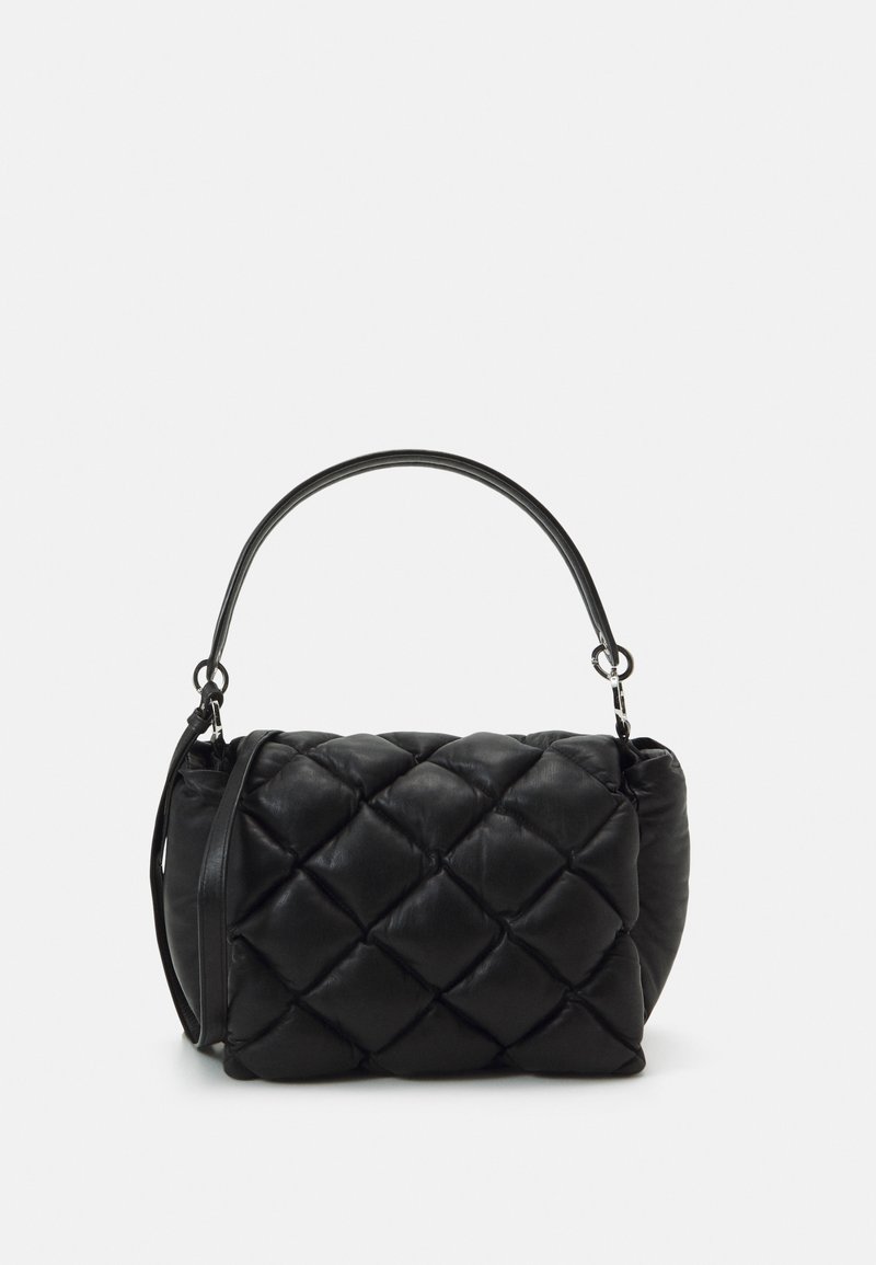 Svart vadderad läderhandväska med ett välvt handtag, med en mjuk textur och mönstrad yta. Inkluderar en avtagbar axelrem.