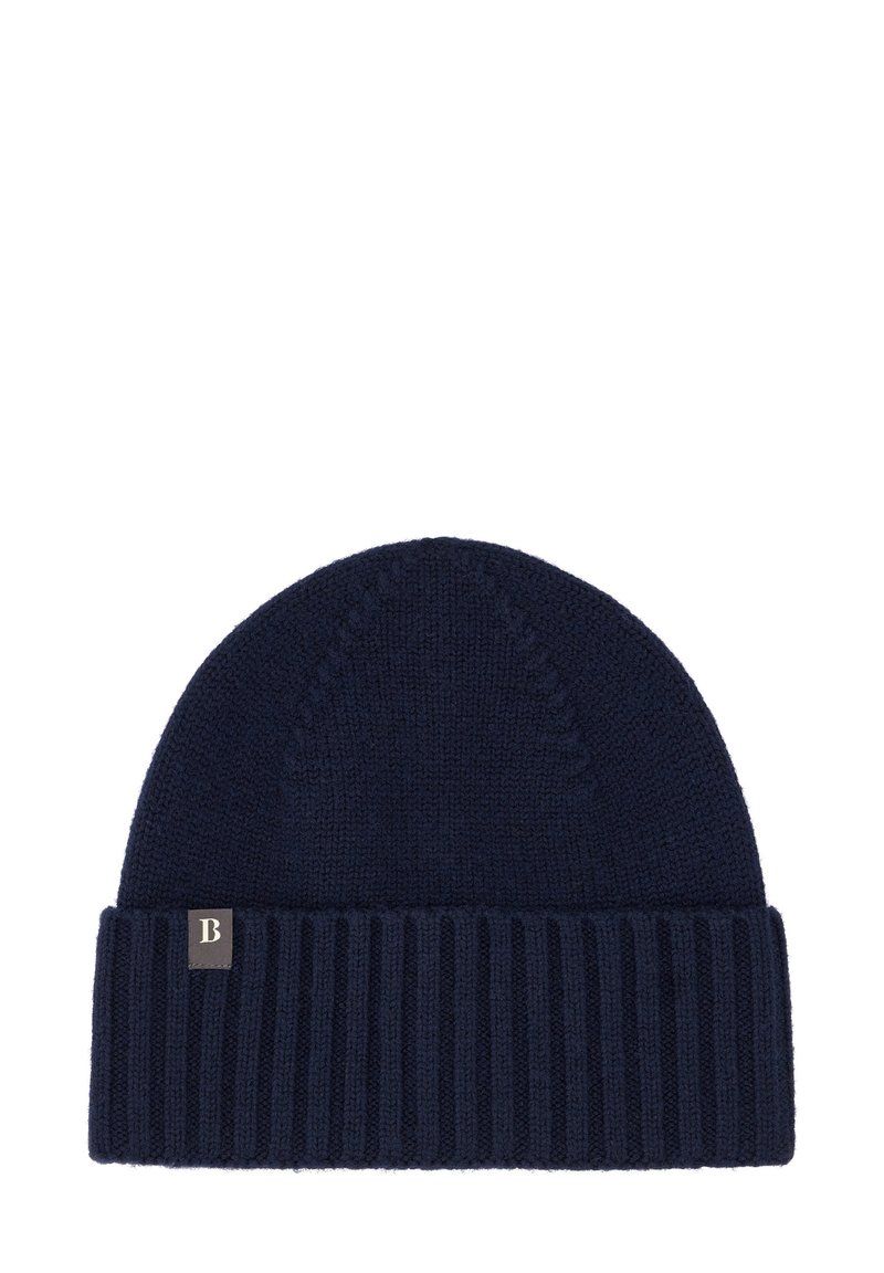 Marinblå stickad mössa med ribbat manschett och strukturerad toppmönster. Har en liten rektangulär etikett med bokstaven 'B' på sidan.
