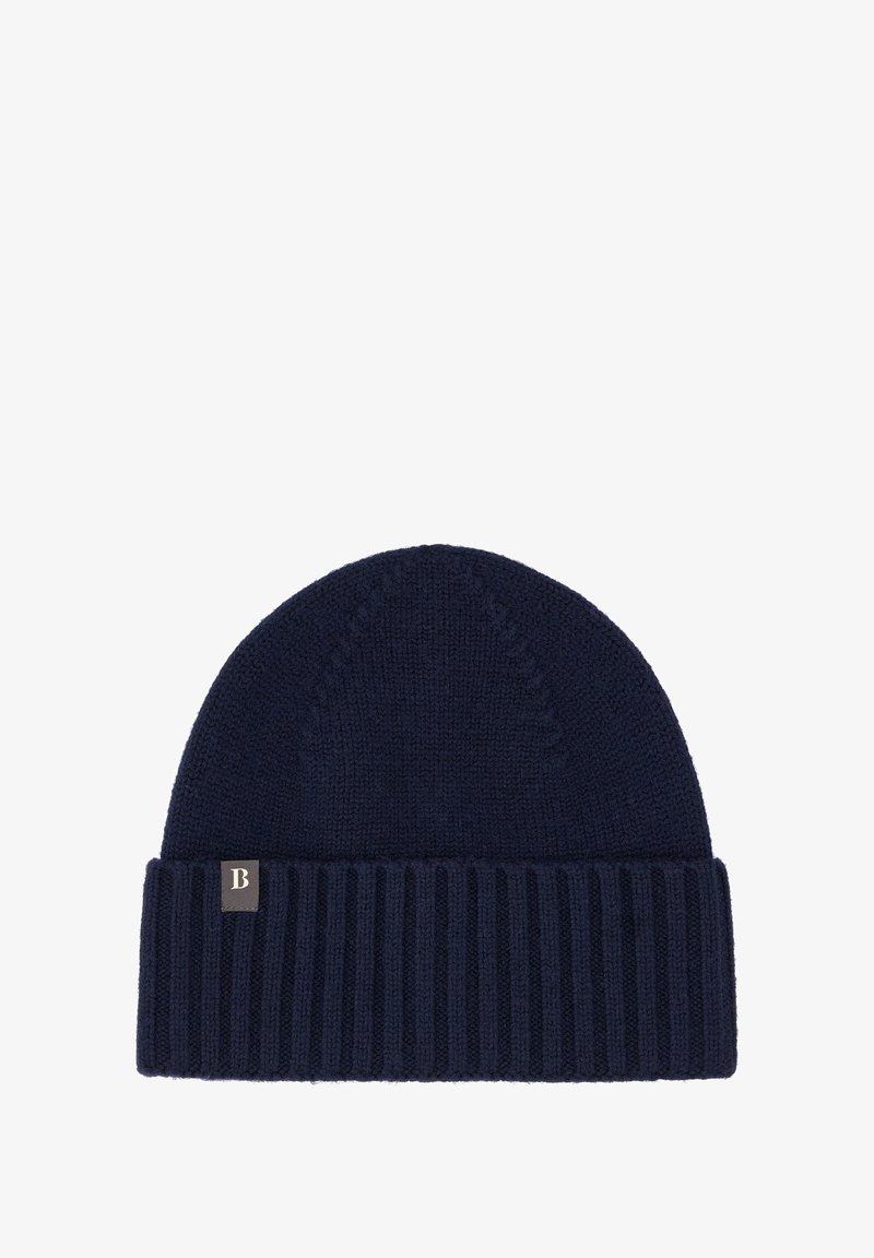 Námornícky pletený beanie s žebrovaným lemem a texturovaným vzorem na vrchní části. Obsahuje malou obdélníkovou štítku s písmenem 'B' na boku.