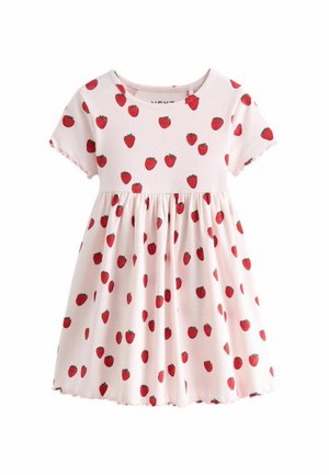 Vestido de manga corta en tejido rosa suave, con textura acanalada y estampados dispersos de fresas rojas, falda acampanada y dobladillo con borde festoneado.