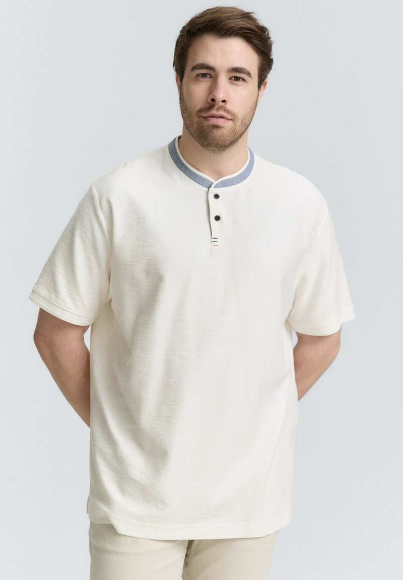 Weißes kurzärmliges Henley-Shirt mit grauem Kragen, drei schwarzen Knöpfen und einem kleinen mehrfarbigen Detail unter den Knöpfen. Weicher Stoff.