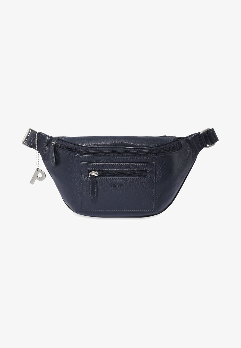 Banane en cuir bleu marine avec sangle réglable, poche avant zippée, compartiment principal zippé et breloque métallique "P" sur la tirette du zip.