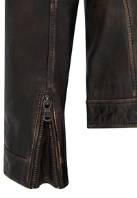 Bruine leren jacksleeve met ritssluitingdetails en gequiltte textuur aan de zoom. Strak ontwerp met zichtbare stiksels en versleten afwerking.