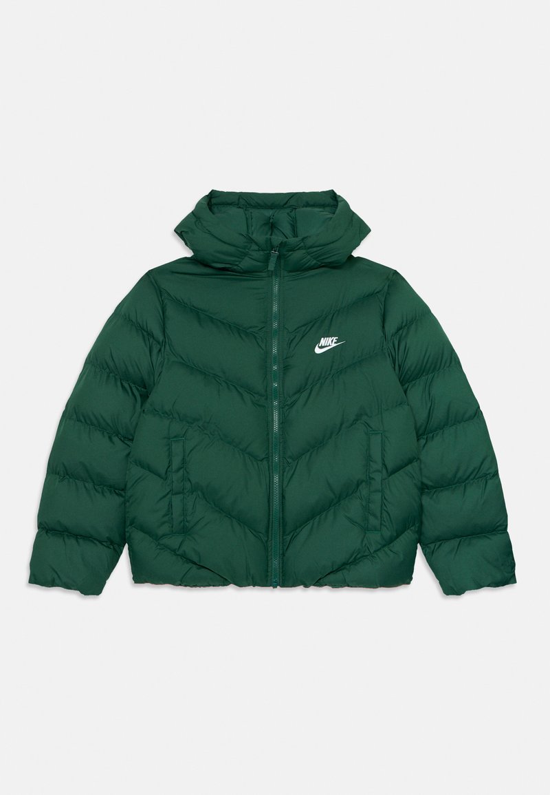 Casaco puffer verde escuro com capuz, fecho de correr completo na frente, dois bolsos laterais e logótipo branco da Nike no lado esquerdo do peito.