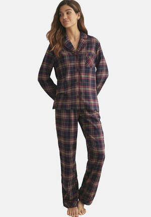 Ensemble de pyjama à carreaux bleu marine et rouge comprenant une chemise à boutons avec une poche sur la poitrine et un pantalon assorti. Fabriqué en tissu doux et léger.