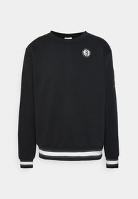 Sudadera negra de mezcla de algodón; presenta un cuello redondo, mangas largas, dobladillo a rayas blancas y negras, y un parche de logo en el pecho.