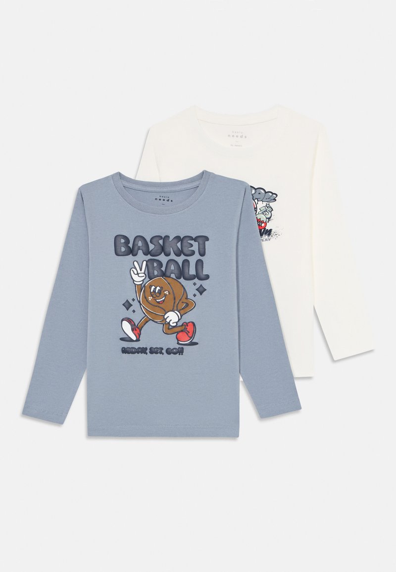 Zwei Langarm- Kinder T-Shirts, eines in Blau mit einem lächelnden Basketball-Charakter und dem Text "BASKET BALL Bereit, Fertig, Los!" und eines in Weiß mit einer bunten Grafik.