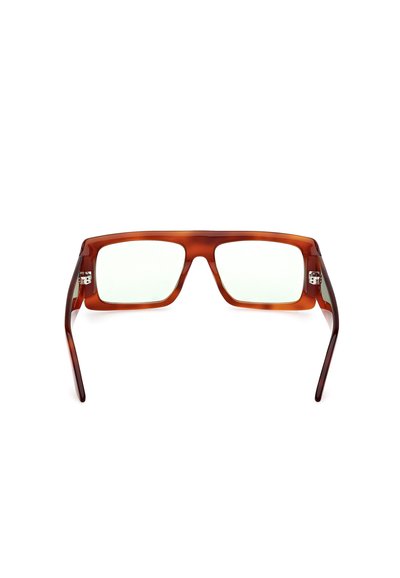 Gafas de sol marrones con montura cuadrada y acabado brillante, y lentes transparentes. Presentan varillas delgadas y rectas con acentos metálicos.