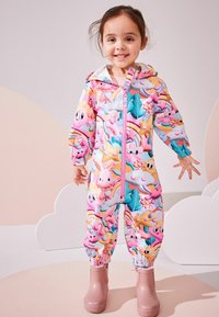 Un imperméable coloré fabriqué en matériau étanche, arborant un motif vibrant d'animaux et d'arc-en-ciel. Inclus une capuche et des poignets élastiques.