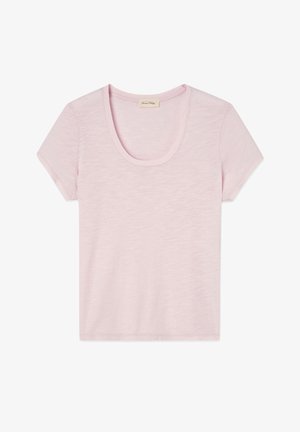 Gaiši rozā īsām piedurknēm T-krekls ar apaļu kakla izgriezumu un mīkstu, teksturētu audumu. Vienkāršs dizains bez rakstiem vai rotājumiem.