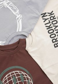 Next SHORT SLEEVE GRAPHIC 3 PACK STANDARD - Triko s potiskem - multi skate