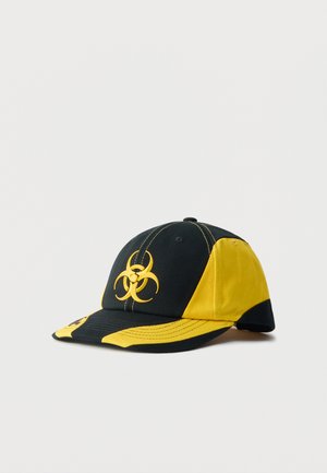 Schwarz-gelbes Baseballcap mit gelbem Biohazard-Symbol auf dem Frontpanel und kontrastierendem Ziernähten.