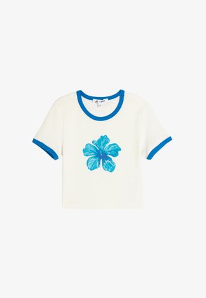 Kortærmet hvid T-shirt med blå ribbet krave og manchetter; har et stort turkist hibiscusblomst grafik på forsiden.