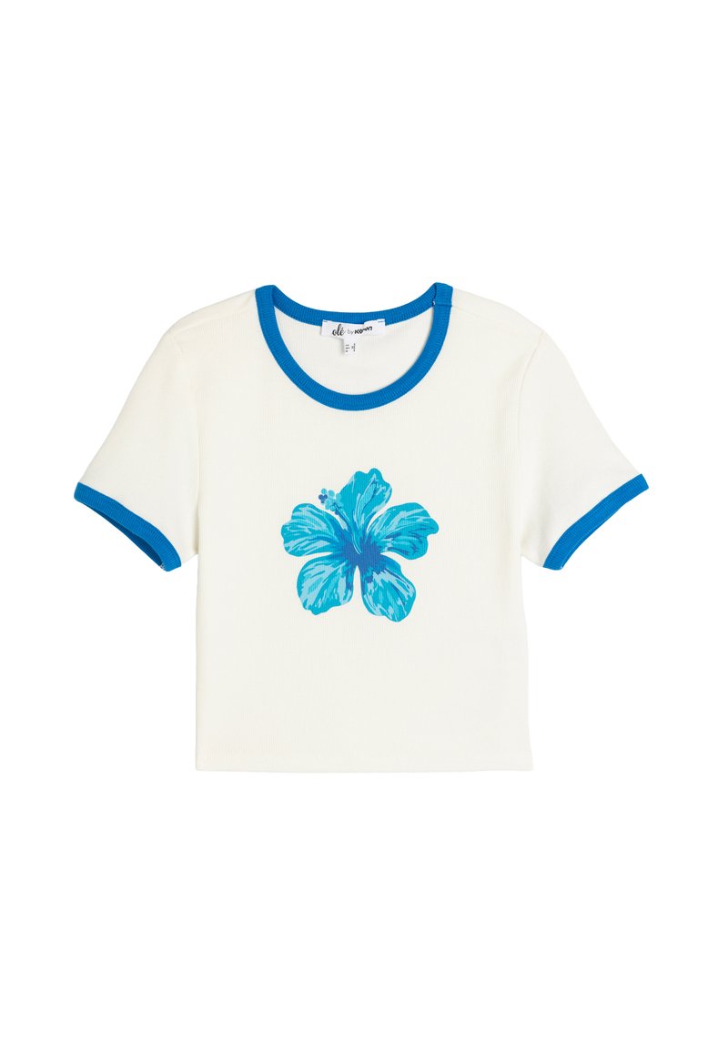 Kortærmet hvid T-shirt med blå ribbet krave og manchetter; har et stort turkist hibiscusblomst grafik på forsiden.
