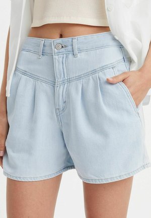 Lyseblå denimshorts med høj talje, plisseret front og sidelommer. Stoffet har en blød tekstur med diskrete syninger.