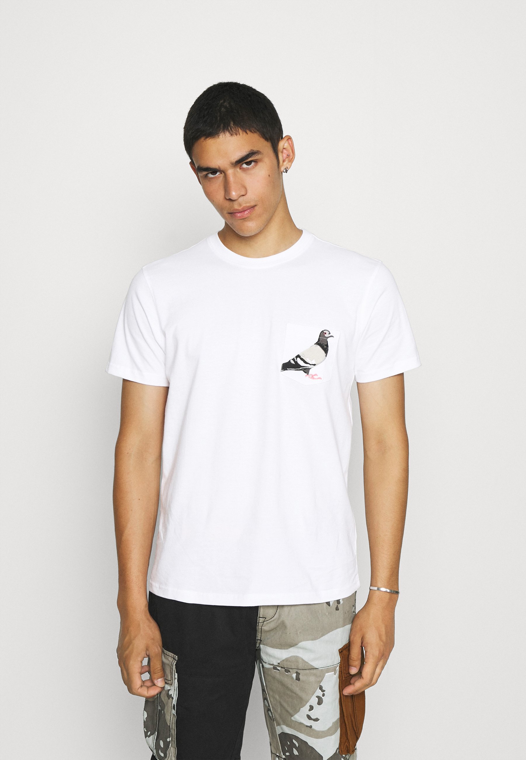 STAPLE PIGEON POCKET TEE UNISEX - Print 