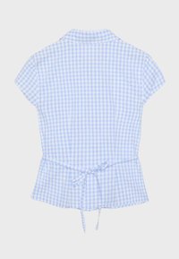 Blouse à manches courtes à carreaux bleu clair et blanc avec col et ceinture nouée à la taille, vue de dos.