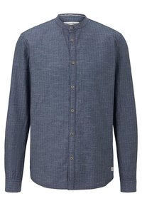Camisa de botón de manga larga, de color azul marino, con cuello mandarín. Presenta un sutil patrón de cuadros, botones delanteros y una etiqueta lateral para la marca.