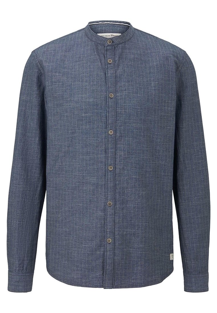 Camisa de botón de manga larga, de color azul marino, con cuello mandarín. Presenta un sutil patrón de cuadros, botones delanteros y una etiqueta lateral para la marca.
