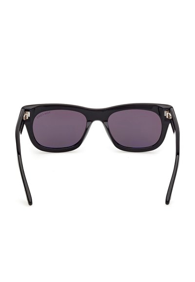 Černé obdélníkové sluneční brýle s tmavými skly a lesklým rámem, zobrazené zepředu na bílém pozadí.