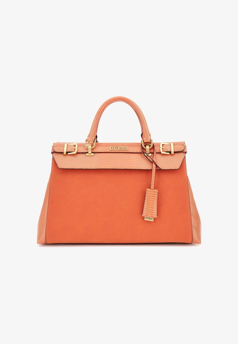 Sac à main orange pour femme avec rabat supérieur texturé, boucles dorées, anses et une étiquette suspendue, marqué du logo GUESS doré.