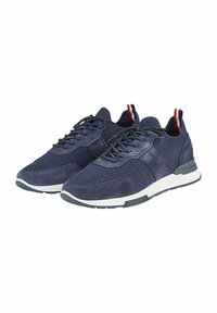 Marineblaues Sneakers mit einer Kombination aus Mesh- und Wildledermaterialien, gestaltet mit einem strukturierten Obermaterial und einer weißen Gummisohle. Rote und blaue Akzente.