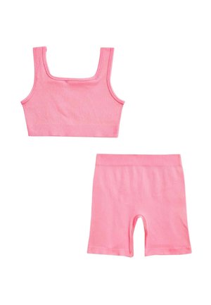 Rosa ribstrikket to-delt sæt med ærmeløs cropped top og knælange tætsiddende shorts lagt fladt på hvid baggrund.