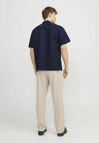 Jack & Jones JJESUMMER RESORT LINEN MIX SHIRT - Camisa - navy blazer