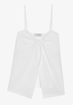 Biała top bez rękawów z cienkimi ramiączkami, zdobiony kokardą z przodu i otwartym rozcięciem na dole. Gładki, lekki materiał.