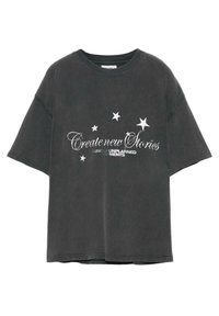 Mørkegrå oversized T-shirt lavet af bomuld med rund hals. Har hvid tekst og stjernedesigns. Blød tekstur med en afslappet pasform.