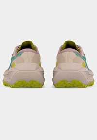 Παπούτσια για τρέξιμο σε μονοπάτια με μπεζ επάνω μέρος, ροζ τακούνι, τιρκουάζ λεπτομέρειες και φωτεινή πράσινη εξωτερική σόλα. Διαθέτουν υλικά με υφή και χοντρό σχεδιασμό.