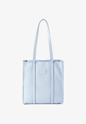 Hellblauer Ledertasche mit langen Griffen und einem kleinen, zentrierten Logopatch auf der Vorderseite.