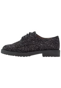 Chaussure Oxford noire pailletée avec un bout arrondi, un design à lacets, une surface texturée et une semelle en caoutchouc épaisse pour la stabilité et l'adhérence.