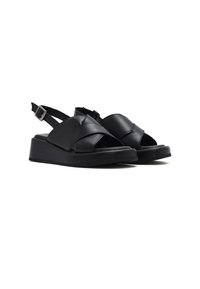 Sandali in pelle nera con design a schiava, caratterizzati da una tomaia texture e una suola a piattaforma con zeppa. Fibbia regolabile per una vestibilità ottimale.