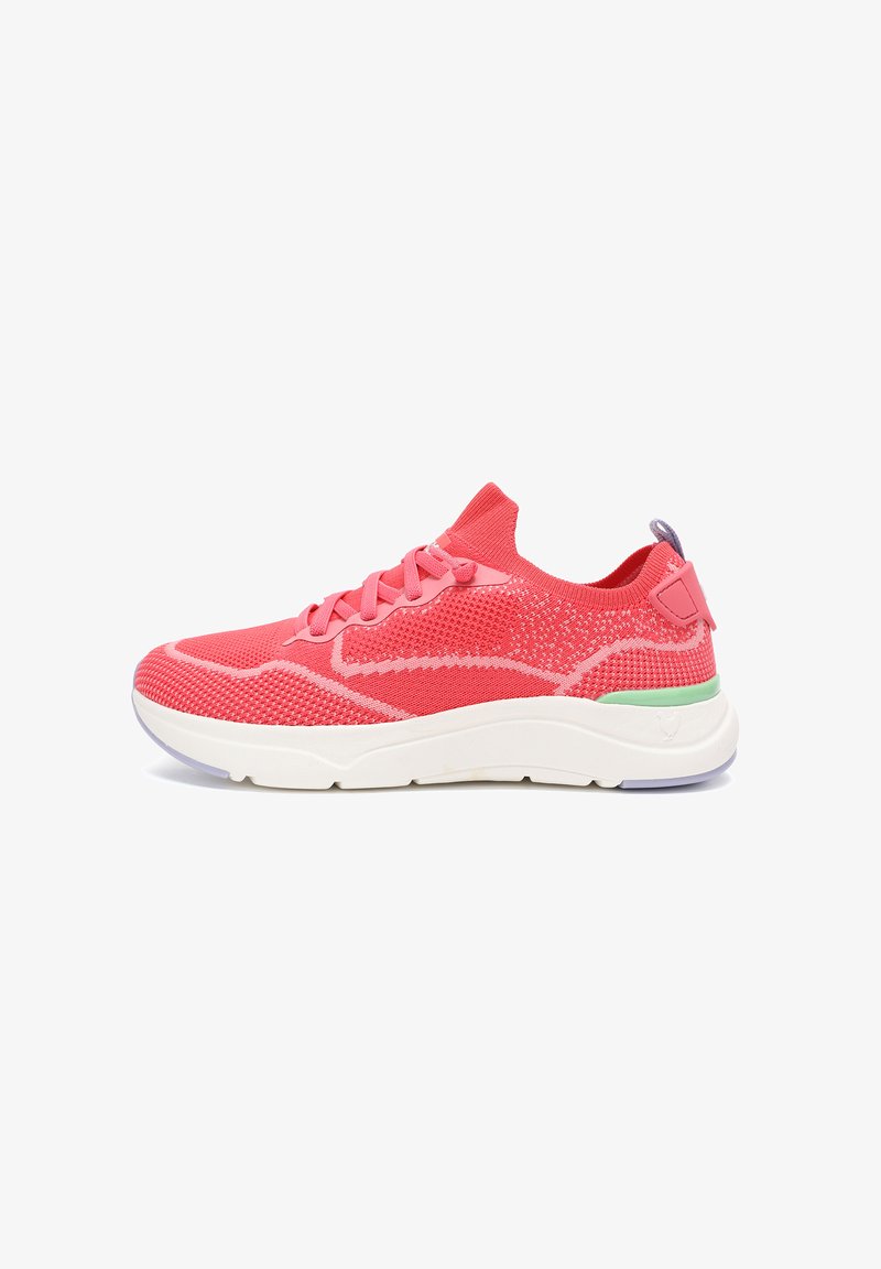 Baskets de sport tricotées roses avec une semelle intermédiaire blanche, présentant un dessus texturé et un accent vert au talon. Lacets et une tirette inclus.