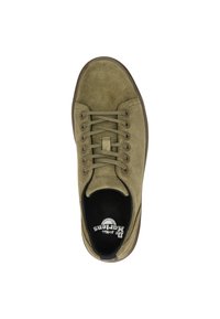 Sneaker verde in suede con punta rotonda, design con lacci e suola in gomma scura. Presenta una tomaia testurizzata e un logo stampato sulla soletta.