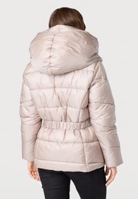 Beige gepolsterte Jacke mit großer Kapuze, tailliertem Schnitt und gestepptem Material, ausgestattet mit einer glatten, glänzenden Oberfläche und elastischen Bündchen.