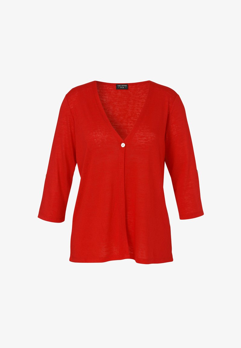 Rotes V-Ausschnitt-Oberteil mit Dreiviertelärmeln, einer einzigen Knopfverschluss, aus leichtem Stoff mit einer glatten Textur.