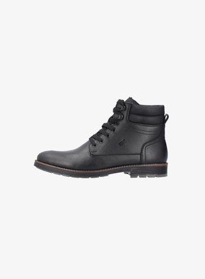 Botas de cuero negro hasta el tobillo con punta redonda, cordones, cuello acolchado y suela texturizada. Presenta un logotipo sutil y costuras en marrón contrastante.