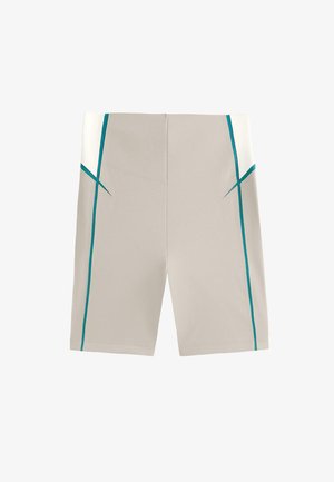 Helle beige Sportshorts mit türkisfarbenen, geschwungenen Seitenstreifen und einer Länge über dem Knie, flach auf einem weißen Hintergrund präsentiert.