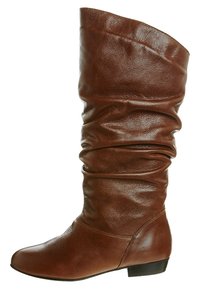 Botte en cuir marron de style slouchy, hauteur genou, avec un bout rond, un talon minimal et une texture lisse, mettant en avant des détails froncés le long de la tige.