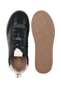 Sneaker in pelle nera con accenti testurizzati, punta rotonda e lacci coordinati. La suola ha un motivo a nido d'ape ed è di colore beige.
