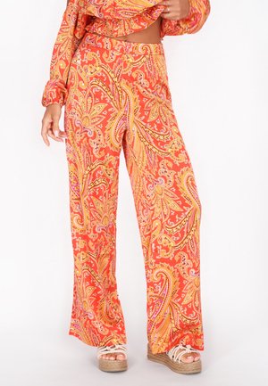 Rode paisley print broeken met een wijde pijpdesign. Materiaal lijkt lichtgewicht en heeft levendige gele en roze accenten.