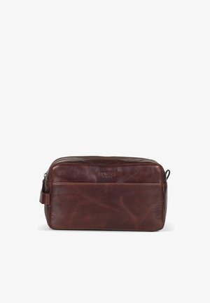 Trousse de toilette en cuir marron avec une texture lisse, de forme rectangulaire, fermeture éclair et sangle latérale. Présente un logo embossé à l'avant.