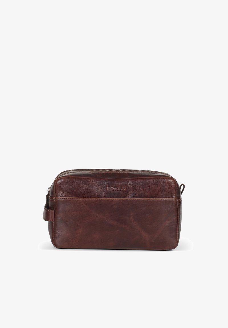 Brun lær toalettveske med en jevn tekstur, rektangulær form, glidelåsbeslag og sidestropp. Har preget logo på fronten.