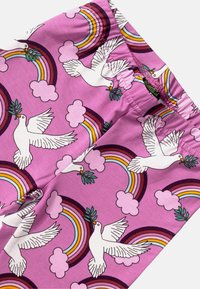 Leggings colorati con uno sfondo viola e un motivo di colombe bianche, arcobaleni e nuvole. Realizzati in un tessuto morbido e elasticizzato.