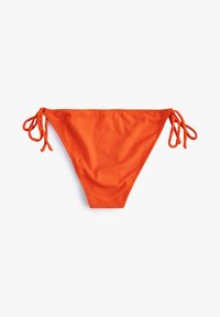 Parte inferior de bikini naranja con lazos a los lados, con una textura suave y un diseño clásico. Adecuada para uso de baño.