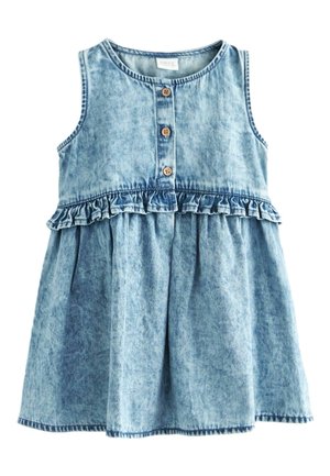 Robe sans manches en denim bleu clair pour tout-petit, avec trois boutons en bois et un détail à volants sous la poitrine.