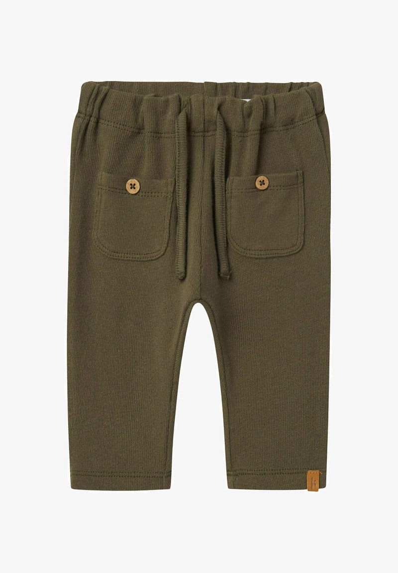 Pantalon en tricot vert olive avec une taille élastique à cordon de serrage, doté de deux poches avant et de boutons en bois. Texture douce avec un design côtelé.